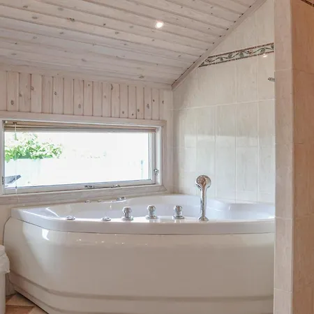 Nice Home In Sjaellands Odde With Wifi Feriehus